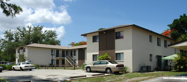 Building Photo - The Oakwoods