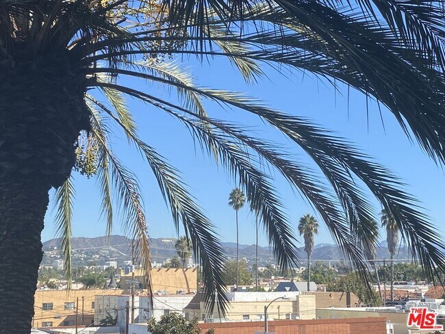 Building Photo - 7660 Beverly Blvd