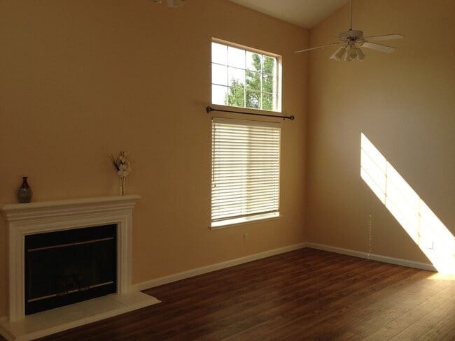 Building Photo - Home on quiet street in Roseville off Foothills Blvd