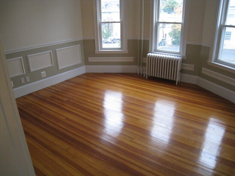 Primary Photo - 18 Bigelow St
