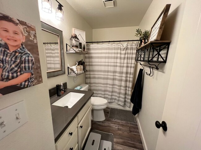 Building Photo - 3 bedroom in desirable Regency Park!