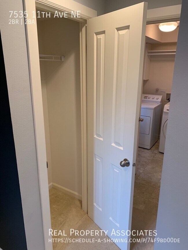 Building Photo - Maple Leaf Townhouse Available