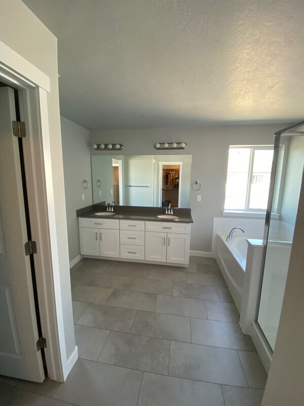 Building Photo - 552 S Dapple Dr