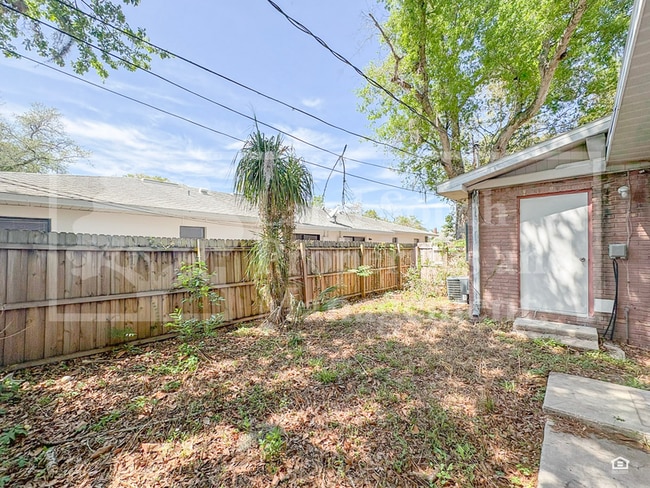 Building Photo - 420 Allamanda Dr