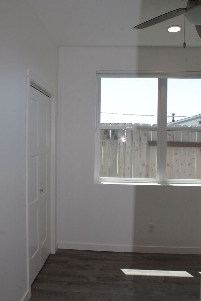 Building Photo - New and clean rear unit in duplex