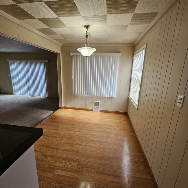 Building Photo - Nice 2 Bedroom Ranch w/ Great Room, Semi F...