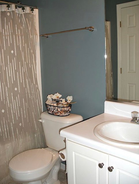 bedroom 2/hall bath - 1021 Old Marks Dr