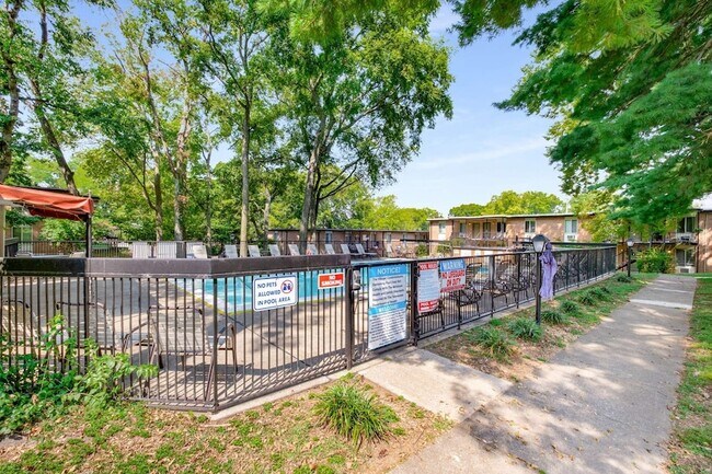 Building Photo - 2601 Hillsboro Pike