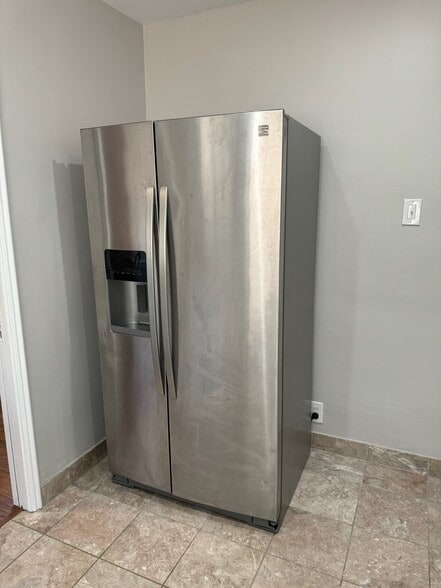 REFRIGERATOR WITH WATER AND ICE - 6247 Oak Crest Way