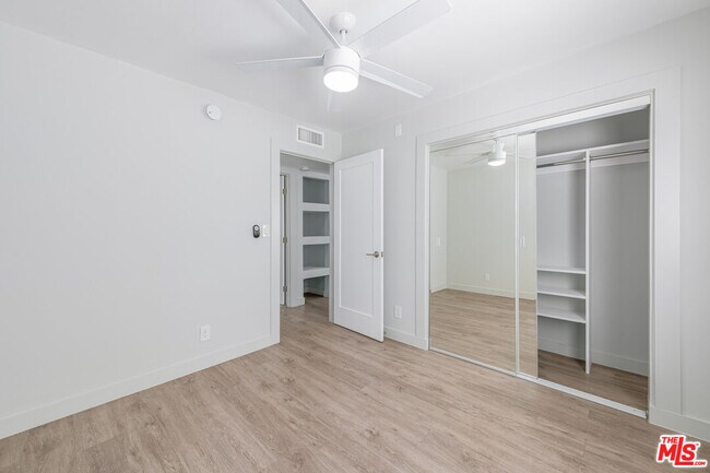 Building Photo - 1535 N Kenmore Ave