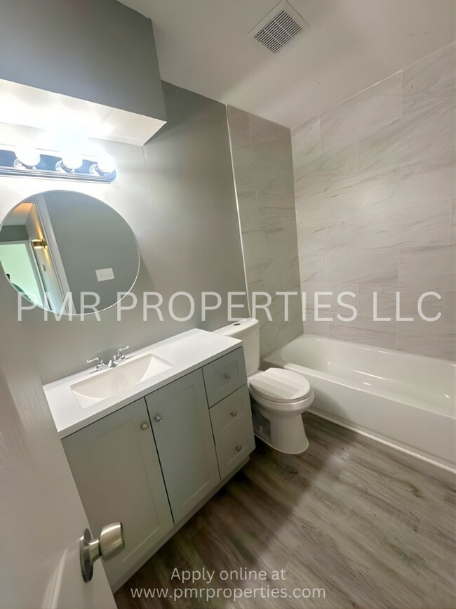 Building Photo - 3 Bedrooms / 2 Bathrooms House