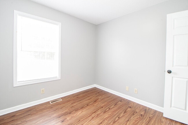 Building Photo - 1212 Kendall Dr