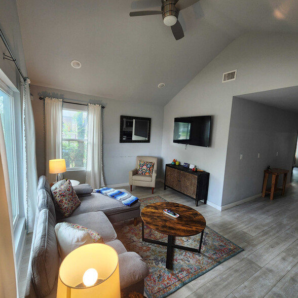 Primary Photo - 1413 Santa Monica St