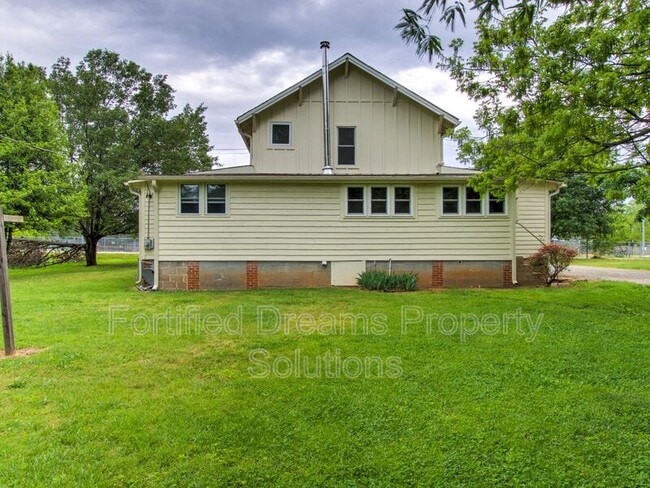 Building Photo - 7507 Greenlawn Dr