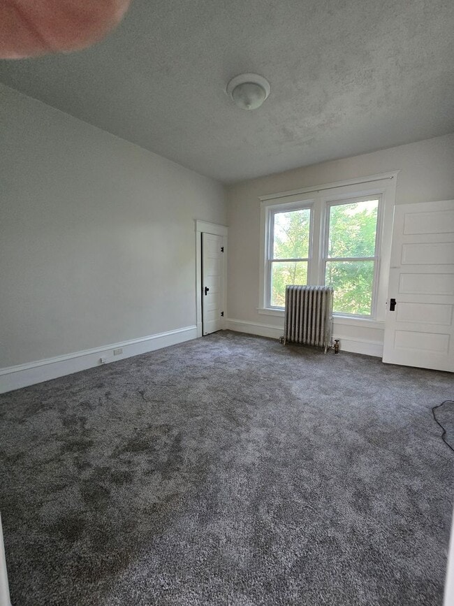 Building Photo - 2 Bed 1 Bath + Garage and Yard