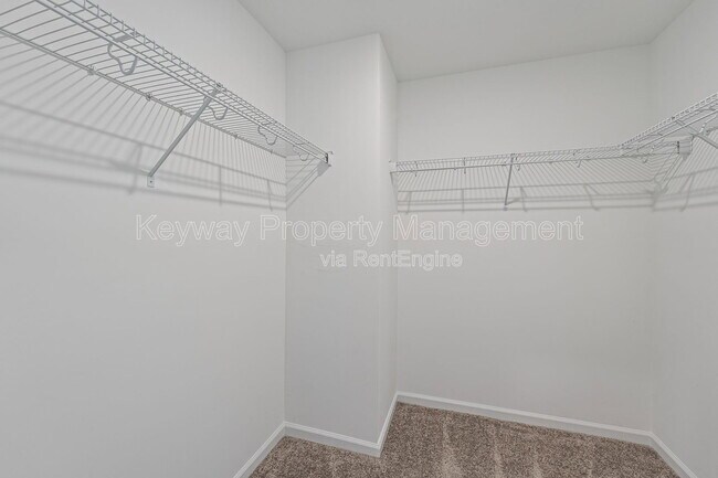 Building Photo - 585 Hampton Dr