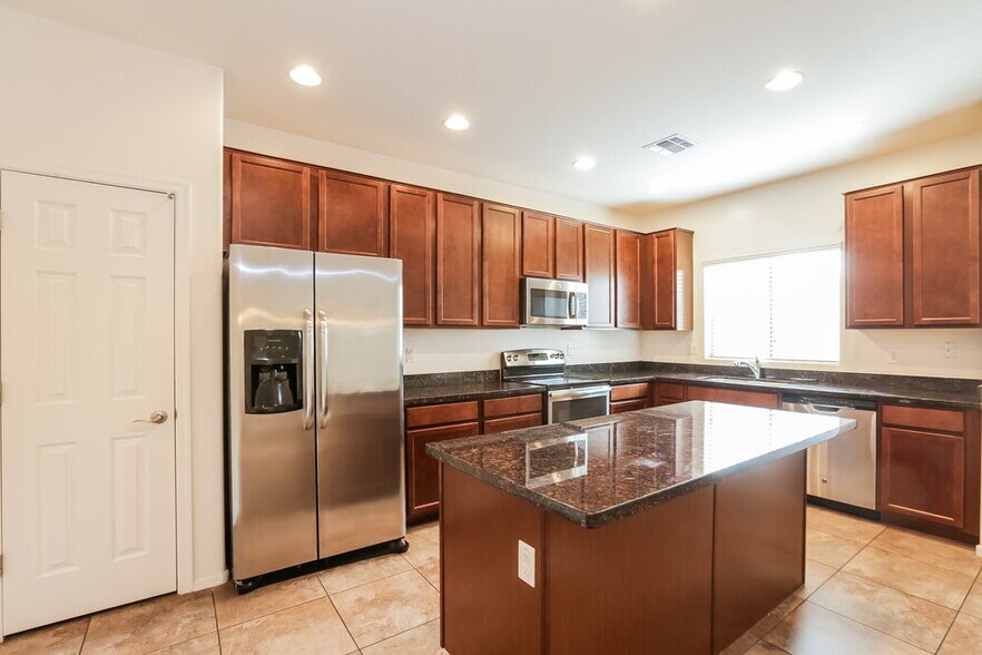 Building Photo - 4945 W Fawn Dr