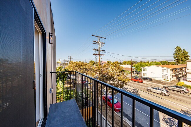 Building Photo - 5931 Woodman Ave