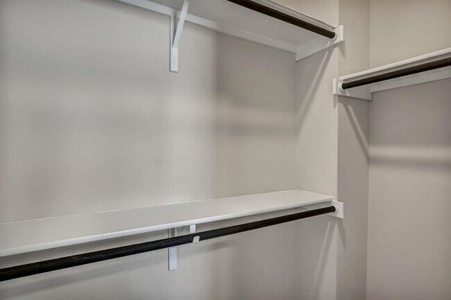 Building Photo - 13800 Lyndhurst St