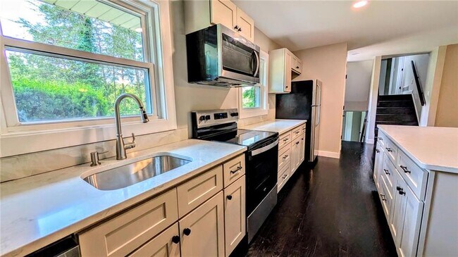 Building Photo - 3318 Hilltop Cir