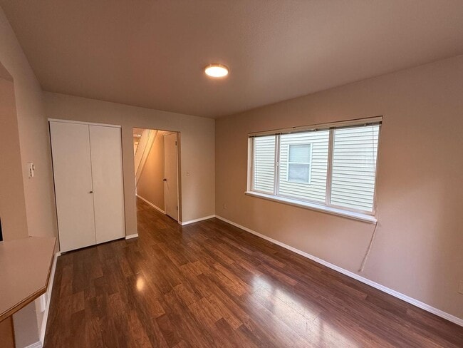 Building Photo - 3 Bed 2.5 Bath House In Leschi