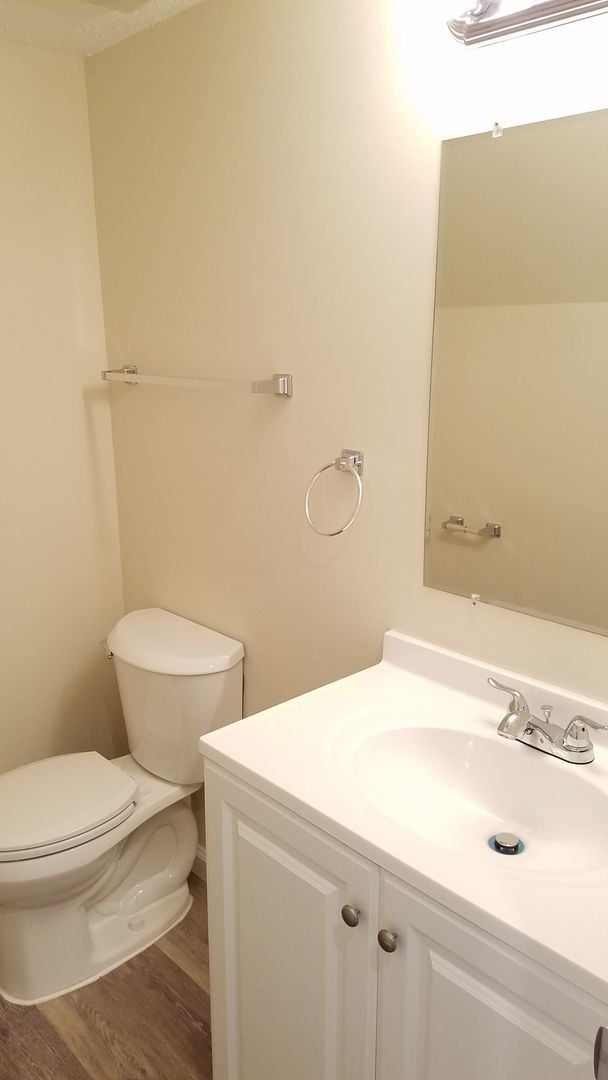 Building Photo - Renovated townhouse in established Frederi...