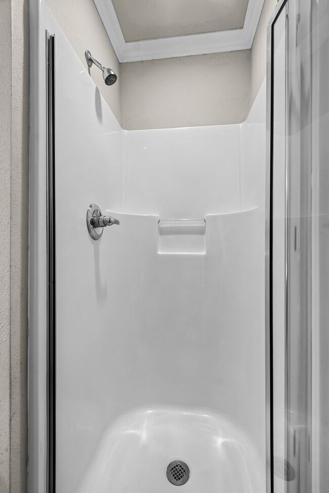 Building Photo - Charming 3-Bed, 2-Bath Home with 3-Car Garage & Fenced Yard