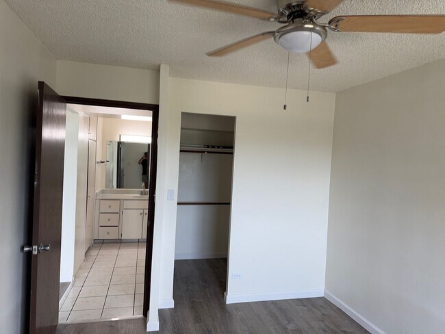 Building Photo - MOANALUA CURTIS #1208