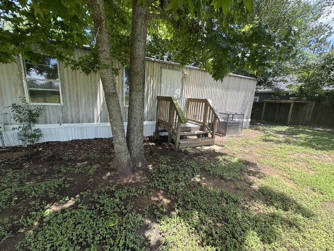Building Photo - Easy, low-maintenance living in this well-...