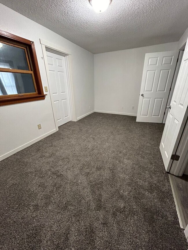 Building Photo - 3 Bedroom 2 Bathroom Apartment Near Gundersen