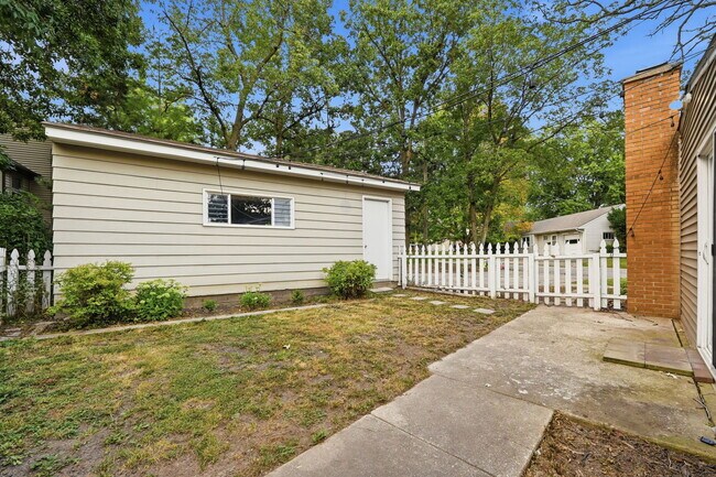Building Photo - 131 Oak Dr
