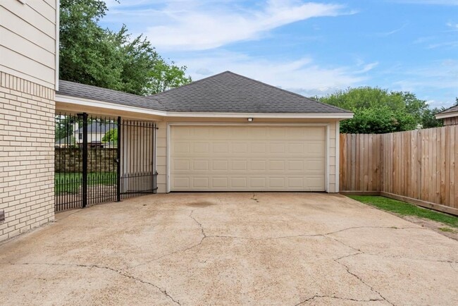Building Photo - 10310 Great Plains Ln