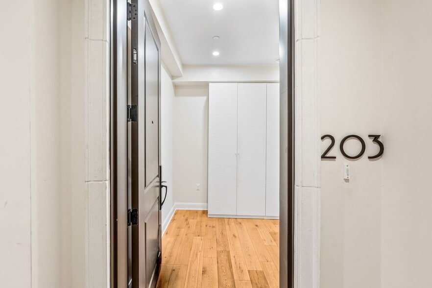 Building Photo - 10647 Ashton Ave