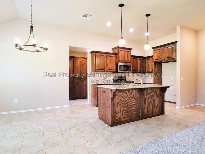 Building Photo - 4500 Oasis Ct