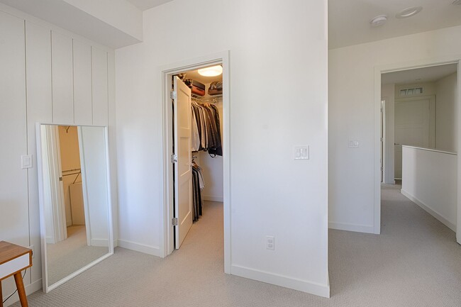 Building Photo - Impeccable Designer Townhome
