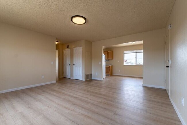Building Photo - Newly Remodeled 2 bedroom 1 bathroom Seaside Apartment!