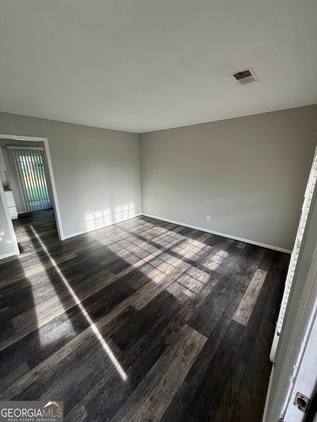 Building Photo - 2220 Mahan Dr