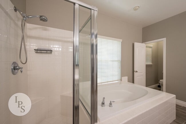 Building Photo - North West Fresno Modern/Updated Home, 3BR/2BA, Built 2004 - Lots of Amenities!