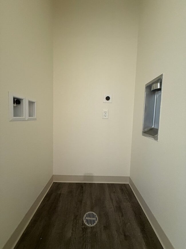 Building Photo - Free Month of Rent for Move in before Dec 1st - Brand New Upstairs 3 Bedroom Apartment