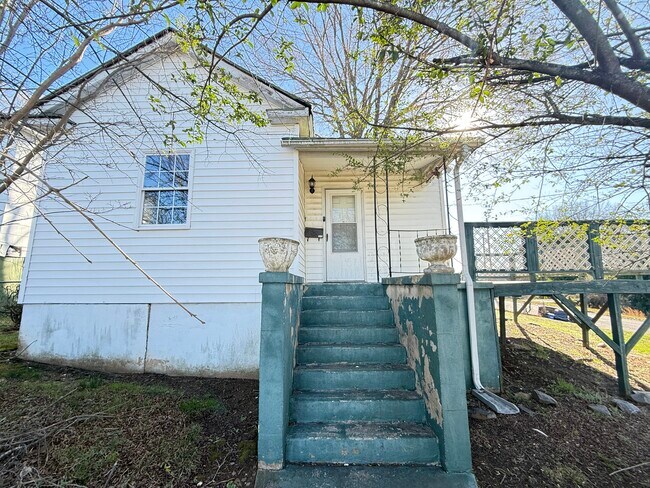 Street View - 400 Farrar St