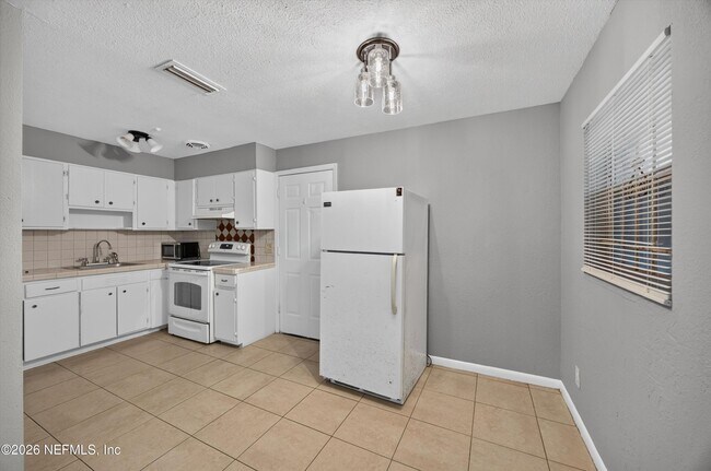 Building Photo - 4030 Leonard Cir E