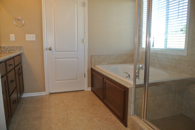 Building Photo - 5Bed/3.5Bath Home in Blackstone Country Club Community