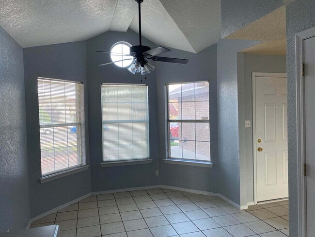 Building Photo - 1445 Plaza Verde Dr