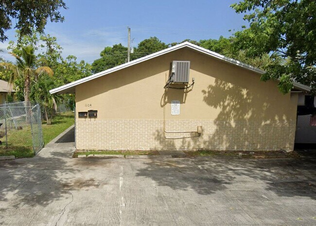 Building Photo - 1104 NW 8th Ave