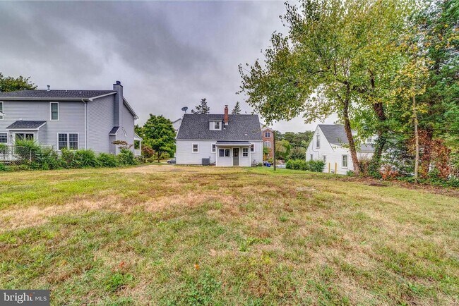 Building Photo - 2425 Fort Dr