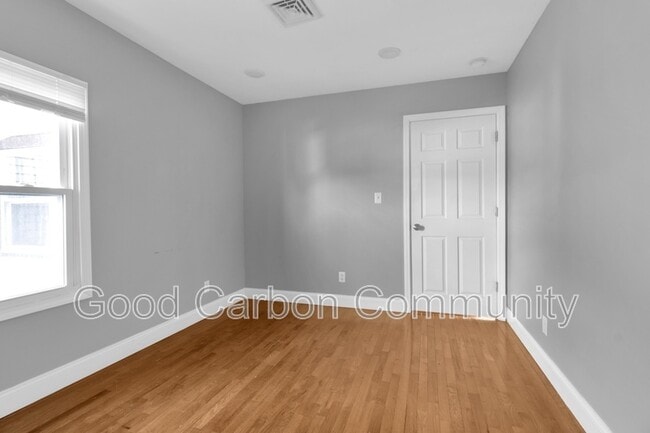 Building Photo - 84 Crane St