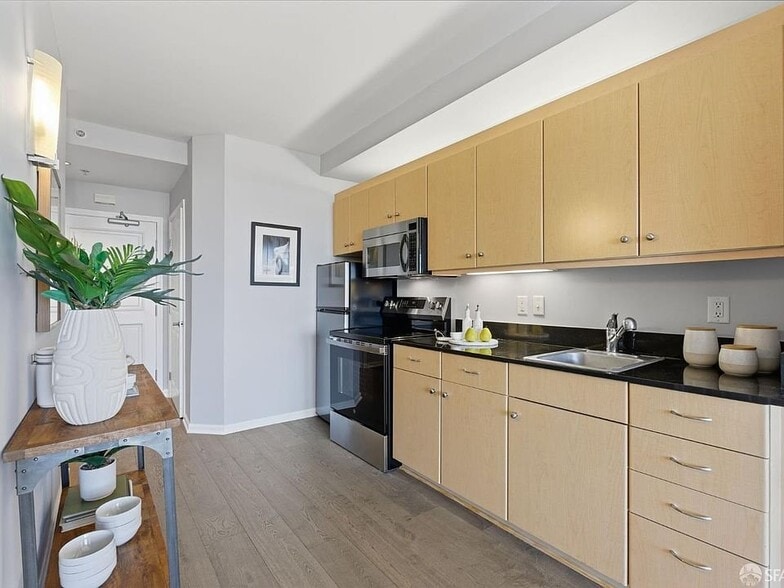 Building Photo - 140 S Van Ness Ave