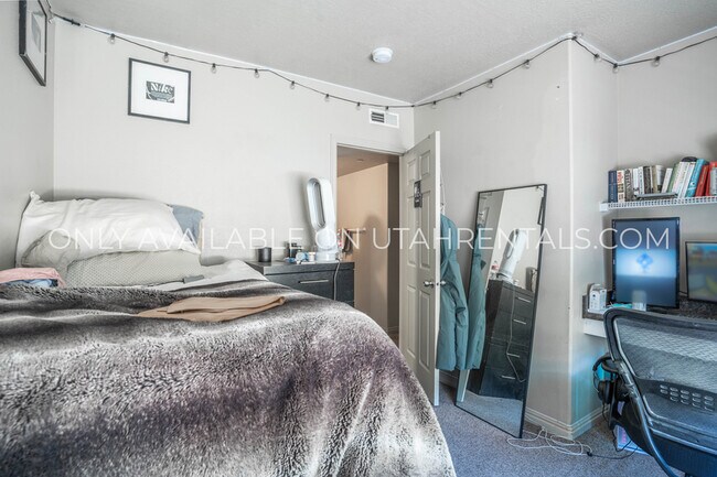 Building Photo - 892 E 700 N