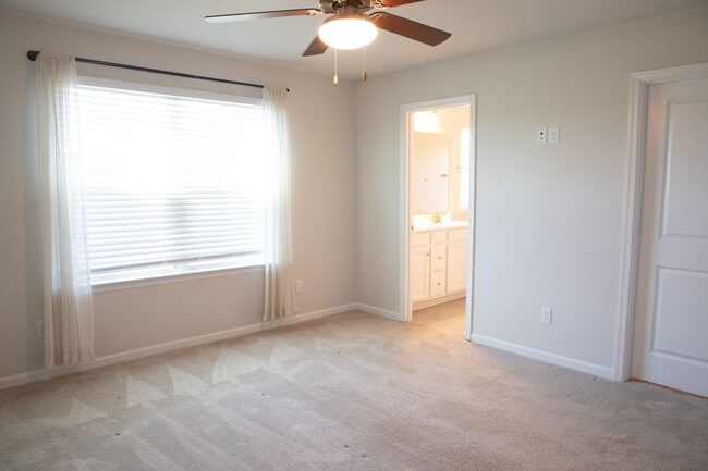 Building Photo - 4 Bedroom, 2.5 Bath Home w/ Fenced Backyard and 2 Car Garage