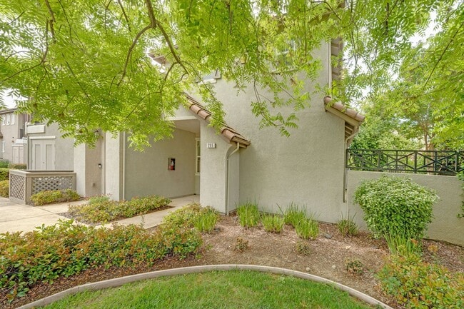 Building Photo - 3BR/3BA Folsom Condo with Fireplace + 2 Car Garage